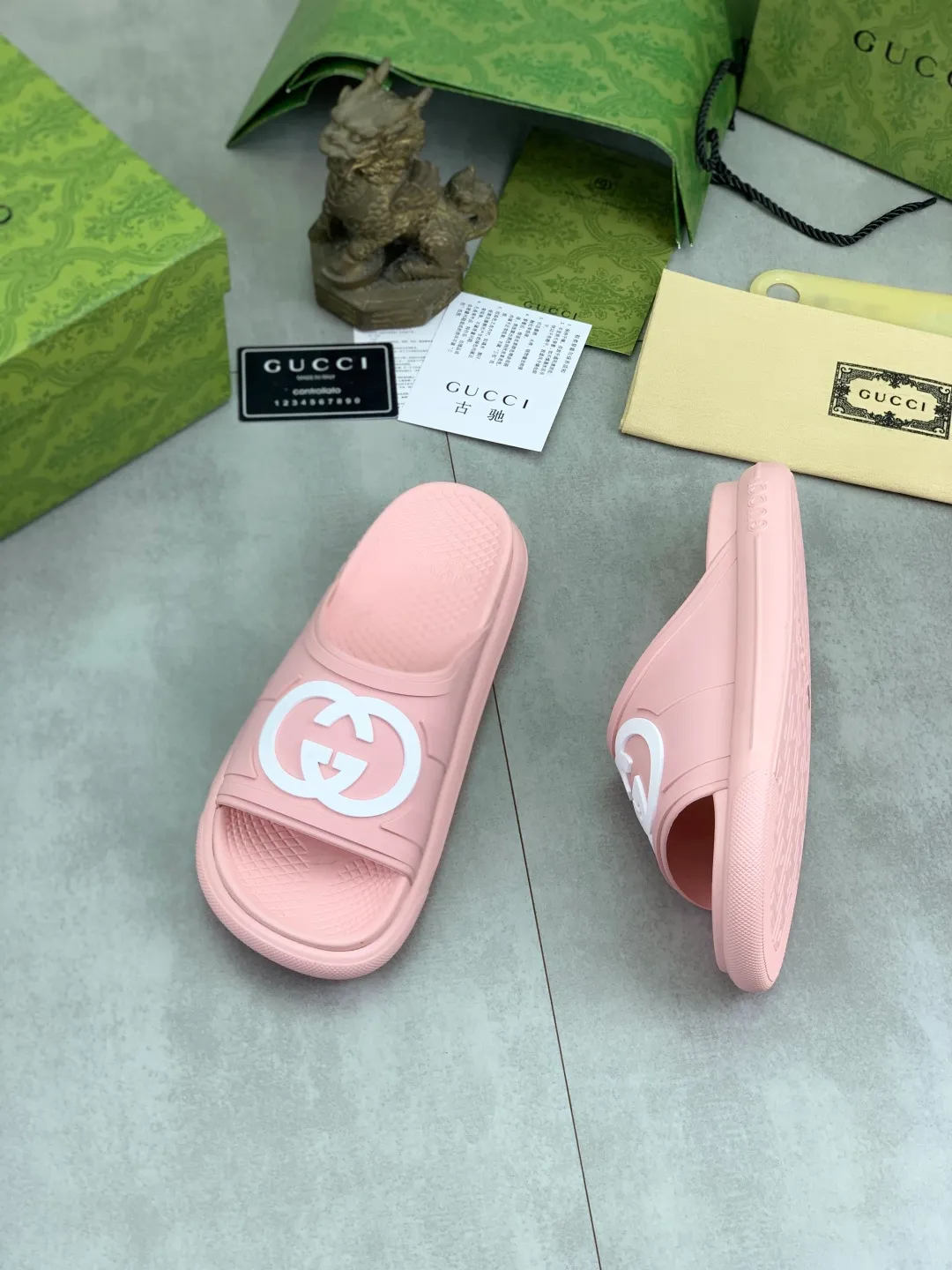 Men's Men's Shoes 💰P300💰[New Style] High Version 🎁🎁🎁 GUCCI New Year of the Snake casual slippers, original official website, perfect workmanship, transmitting a kind of noble luxury, sublimating its definition of luxury in Gucci's high-end extraordinary craftsmanship. Original Gucci double G combination outsole, code number: 35-46, complete package